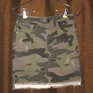Worn once! Pinc Girls Size XL camo skirt